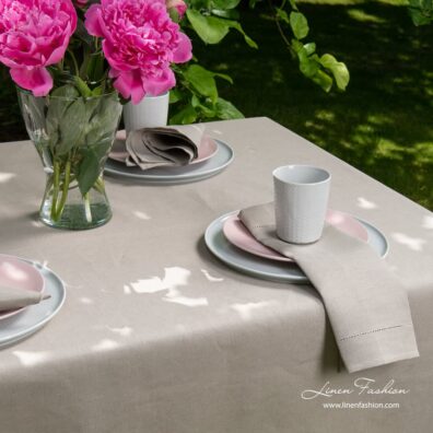 Linen-cotton napkin in grey.