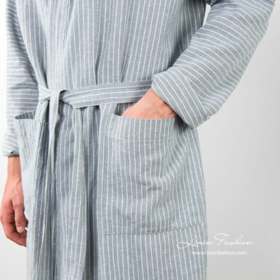 Linen bathrobe for men, in grey color.
