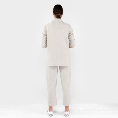 Light grey jacket of 100% linen fabric.