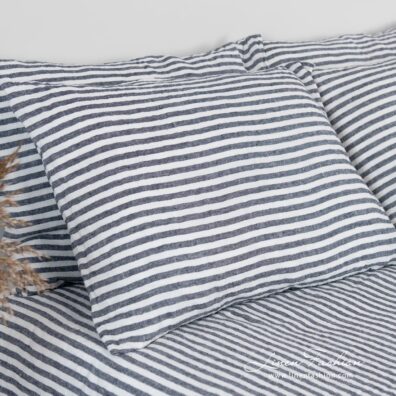 Linen bedset in dark blue and white stripes