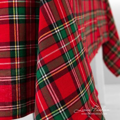 Tablecloth i red color.
