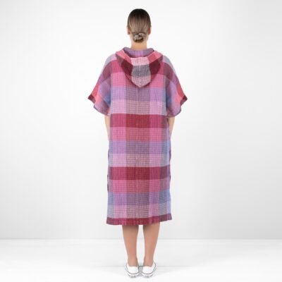 BINGO Poncho lilac checked 12 lilac linen poncho from backside.