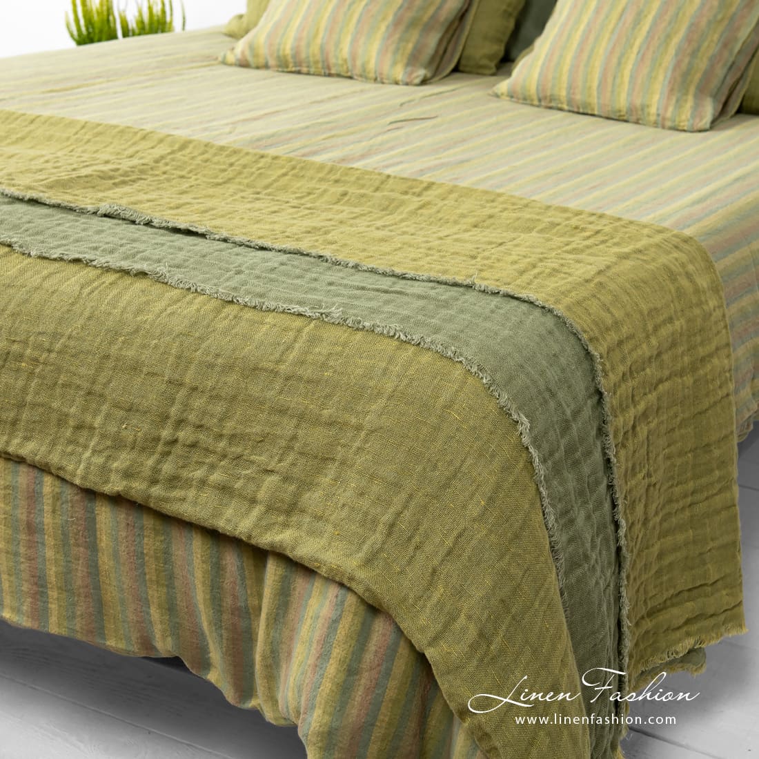 Linen green bedspread Aloe washed.