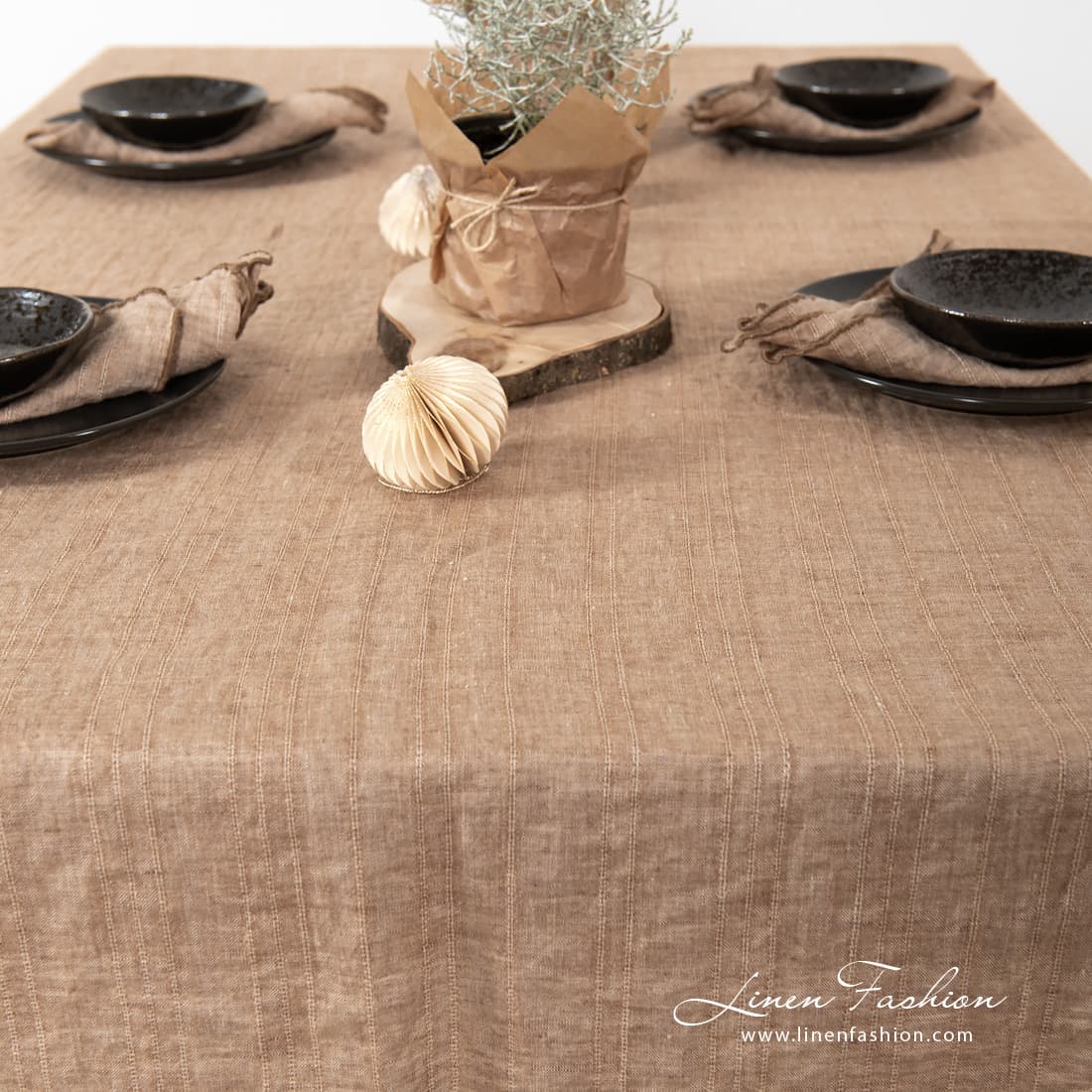 MACADAMIA Tablecloth brown 4 Brown tablecloth of 100% linen fabric.