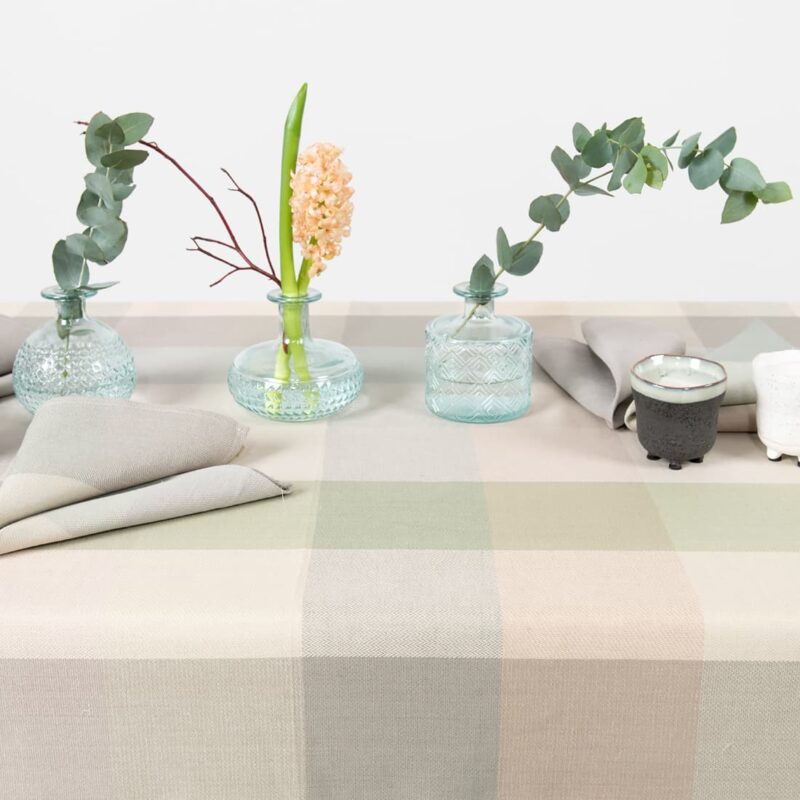 Linen table cloth in big checks.
