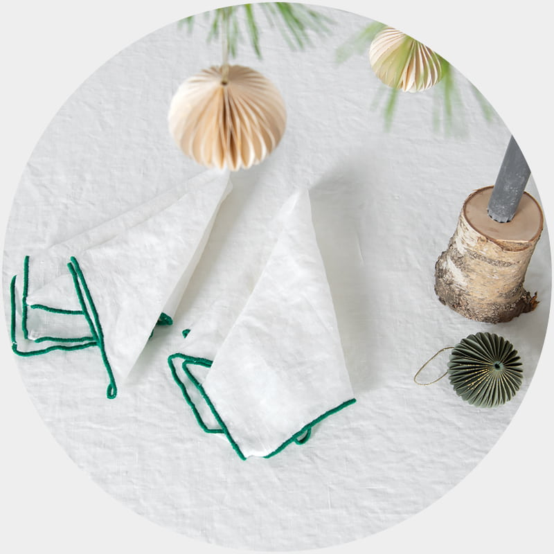 White linen napkins with green border collection - image 1.